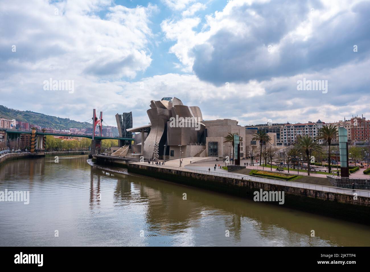 Panoramablick auf das Guggenheim und den Fluss in der Stadt Bilbao, Vizcaya. Baskenland Stockfoto