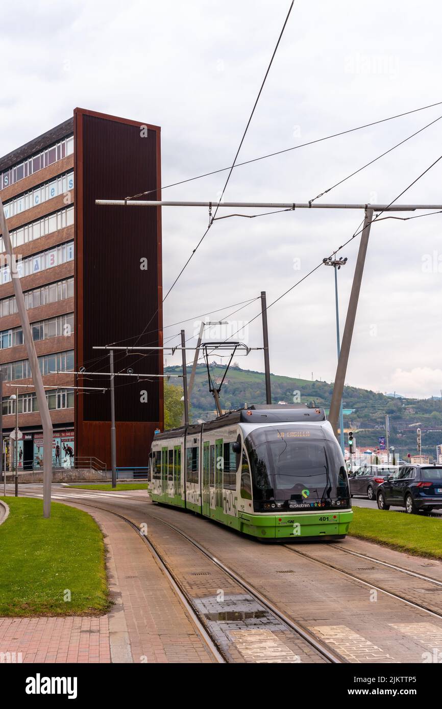 Grüne Straßenbahn in der Stadt Bilbao, Vizcaya. Baskenland Stockfoto