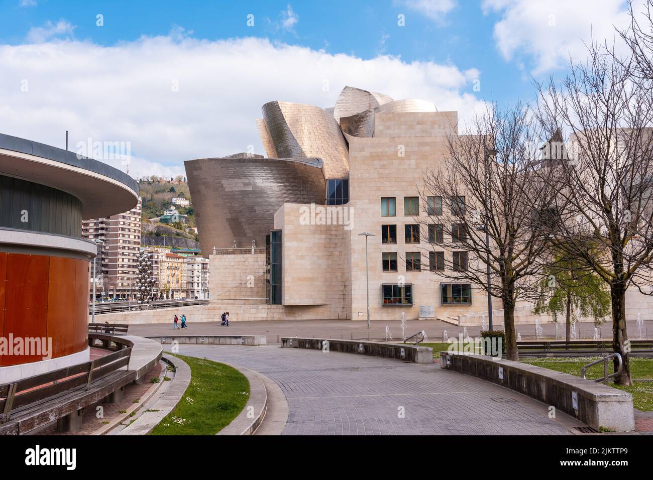 Öffentlicher Park neben dem Guggenheim-Museum in der Stadt Bilbao an einem Frühlingsmorgen, Vizcaya. Baskenland Stockfoto