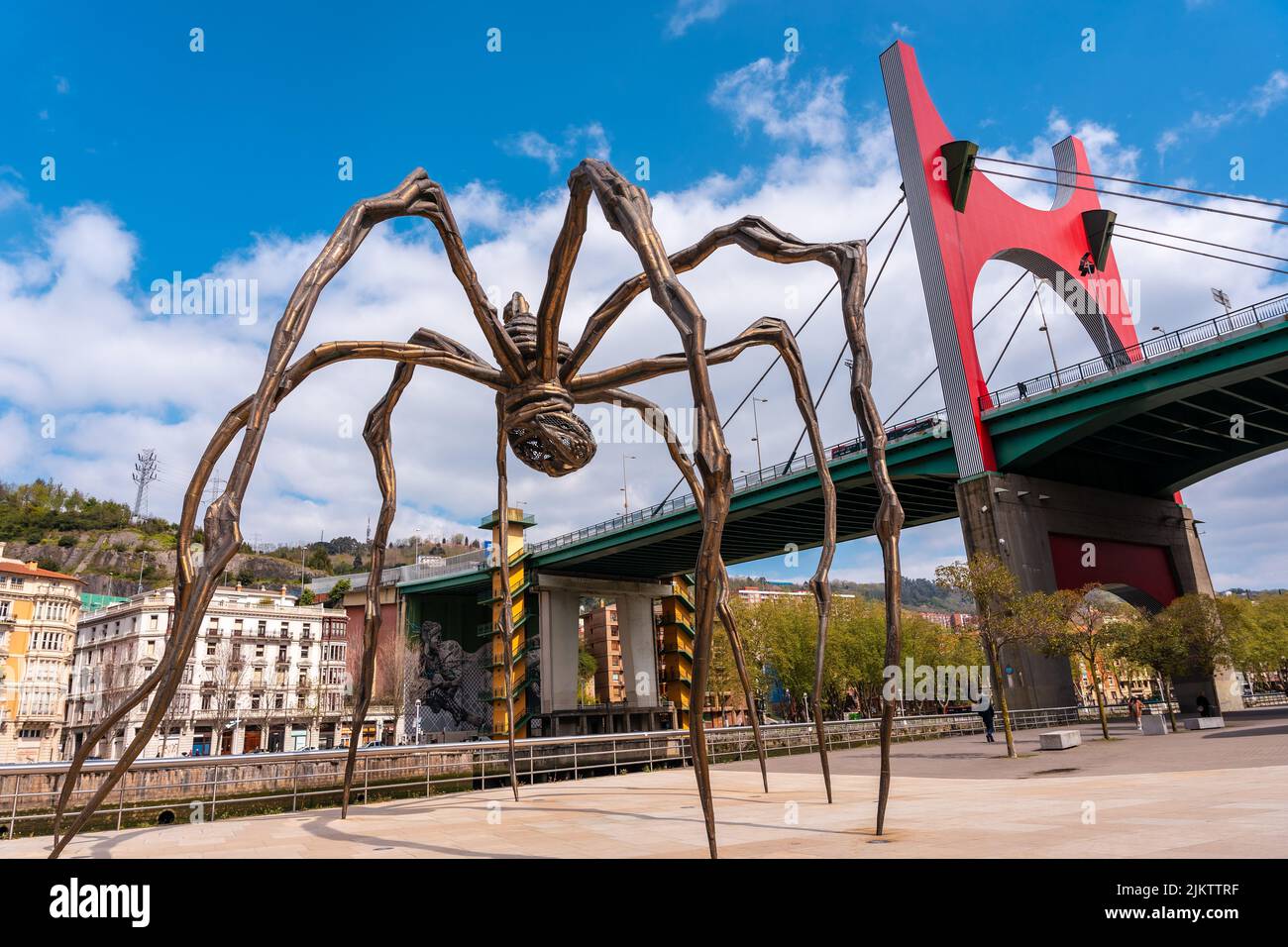 Spider Skulptur neben dem Guggenheim Museum in der Stadt Bilbao an einem Frühlingsmorgen, Vizcaya. Baskenland Stockfoto