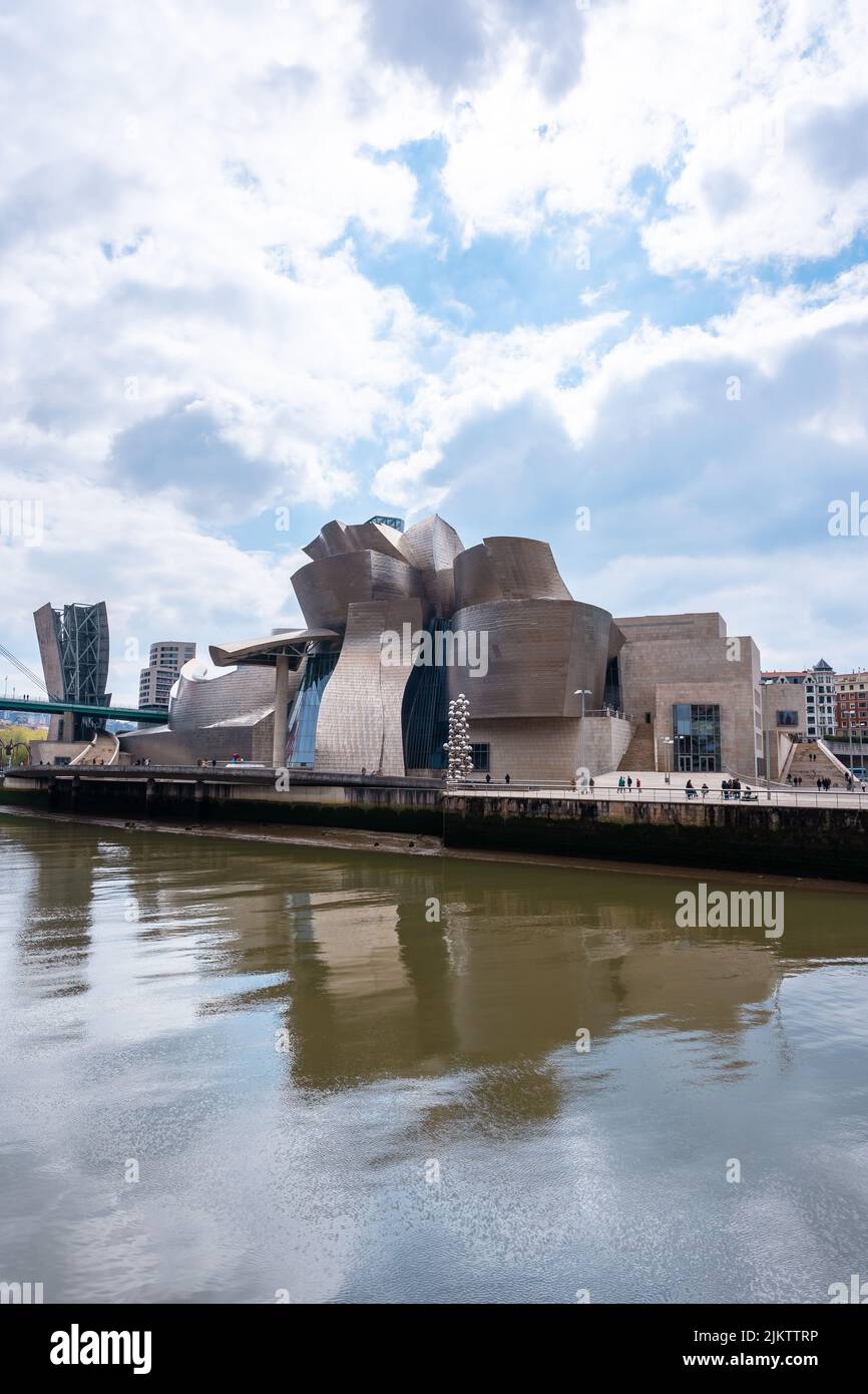 Blick auf die Stadt, das Guggenheim Museum und den Fluss in der Stadt Bilbao an einem Frühlingsmorgen, Vizcaya. Baskenland Stockfoto