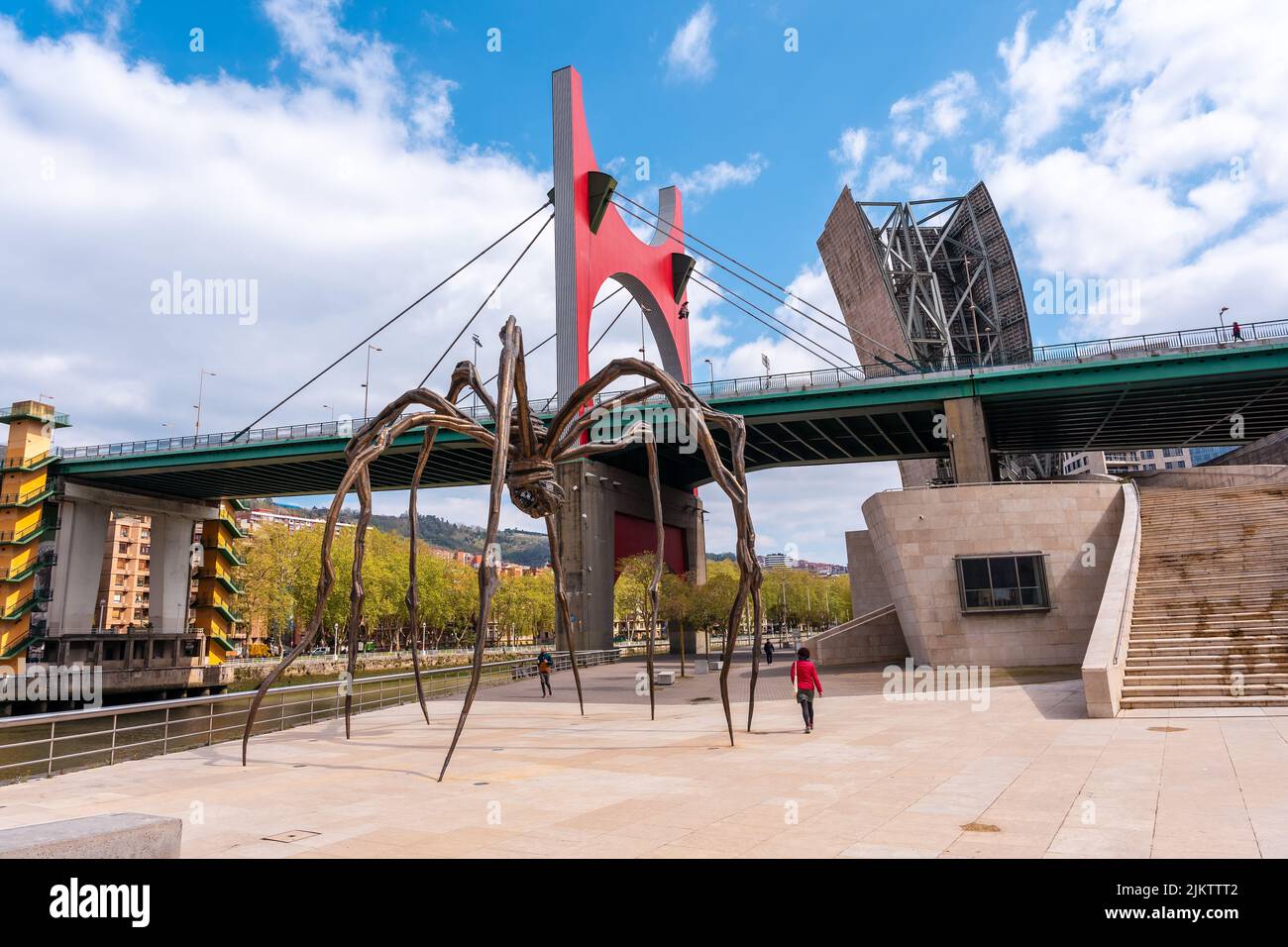 Spider Skulptur neben dem Guggenheim Museum in der Stadt Bilbao an einem Frühlingsmorgen, Vizcaya. Baskenland Stockfoto