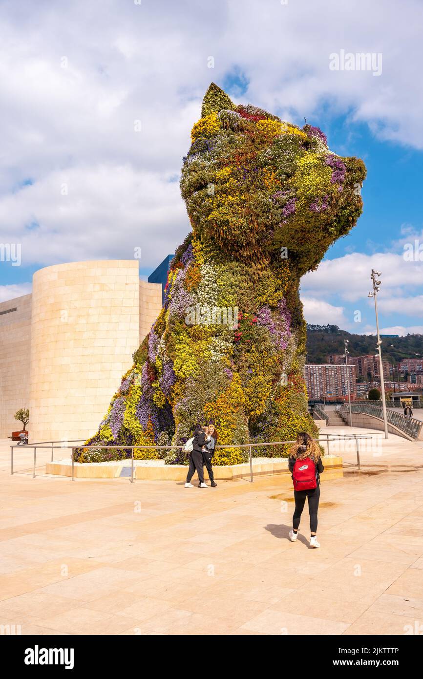 Ein Foto mit dem Blumenhund namens Puppy neben dem Guggenheim-Museum in Bilbao im Frühjahr, Vizcaya. Baskenland Stockfoto