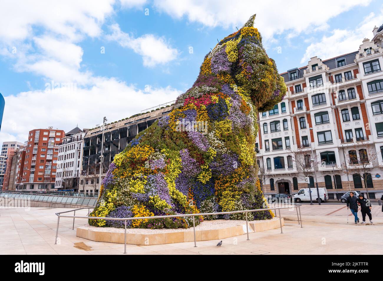 Der Blumenhund namens Puppy befindet sich im Frühling neben dem Guggenheim-Museum in Bilbao, Vizcaya. Baskenland Stockfoto