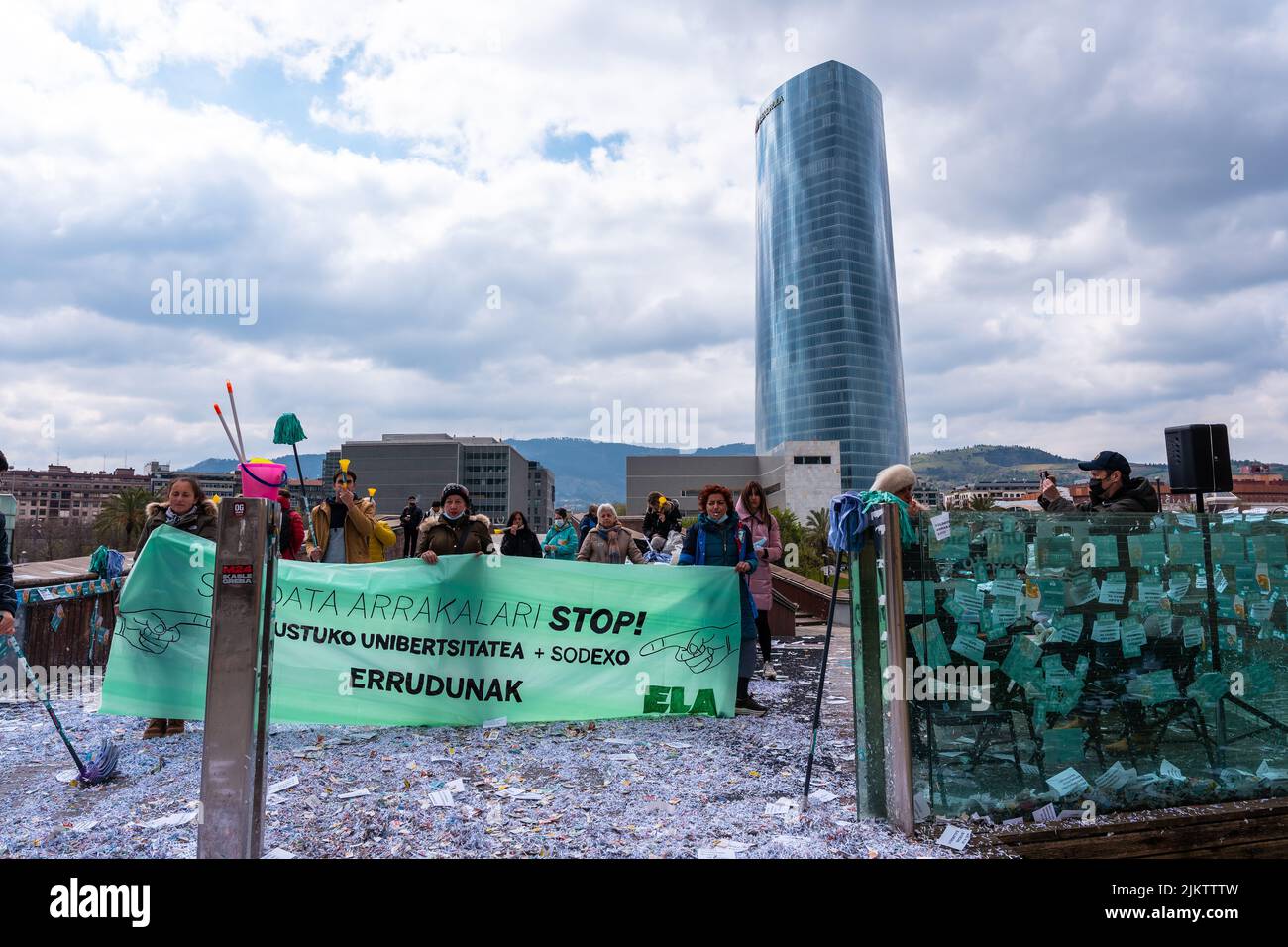 Demonstration des Reinigungssektors zusammen mit dem Rathaus in der Stadt Bilbao, Vizcaya. Baskenland Stockfoto