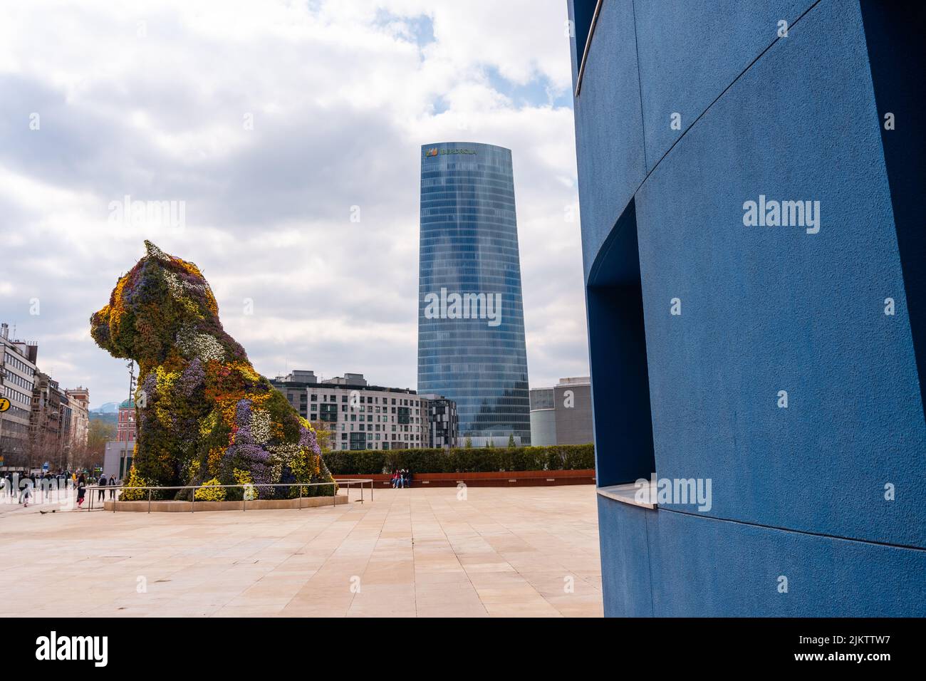Blumenhund namens Puppy neben dem Guggenheim-Museum in Bilbao an einem Frühlingsmorgen, Vizcaya. Baskenland Stockfoto