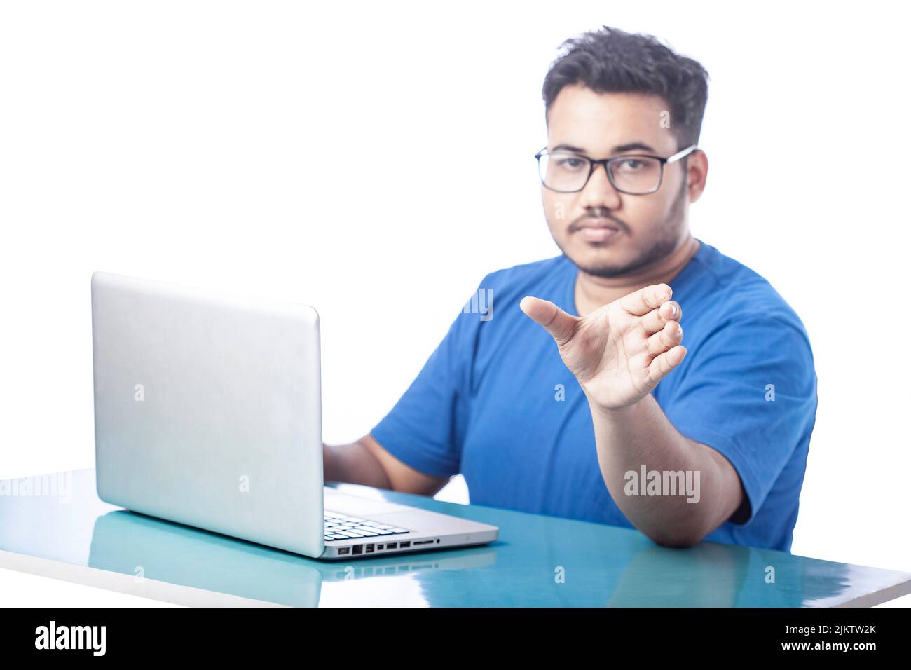 Junger Mann, der leere Hand zeigt, um ein unsichtbares Produkt zur Hand zu legen Stockfoto