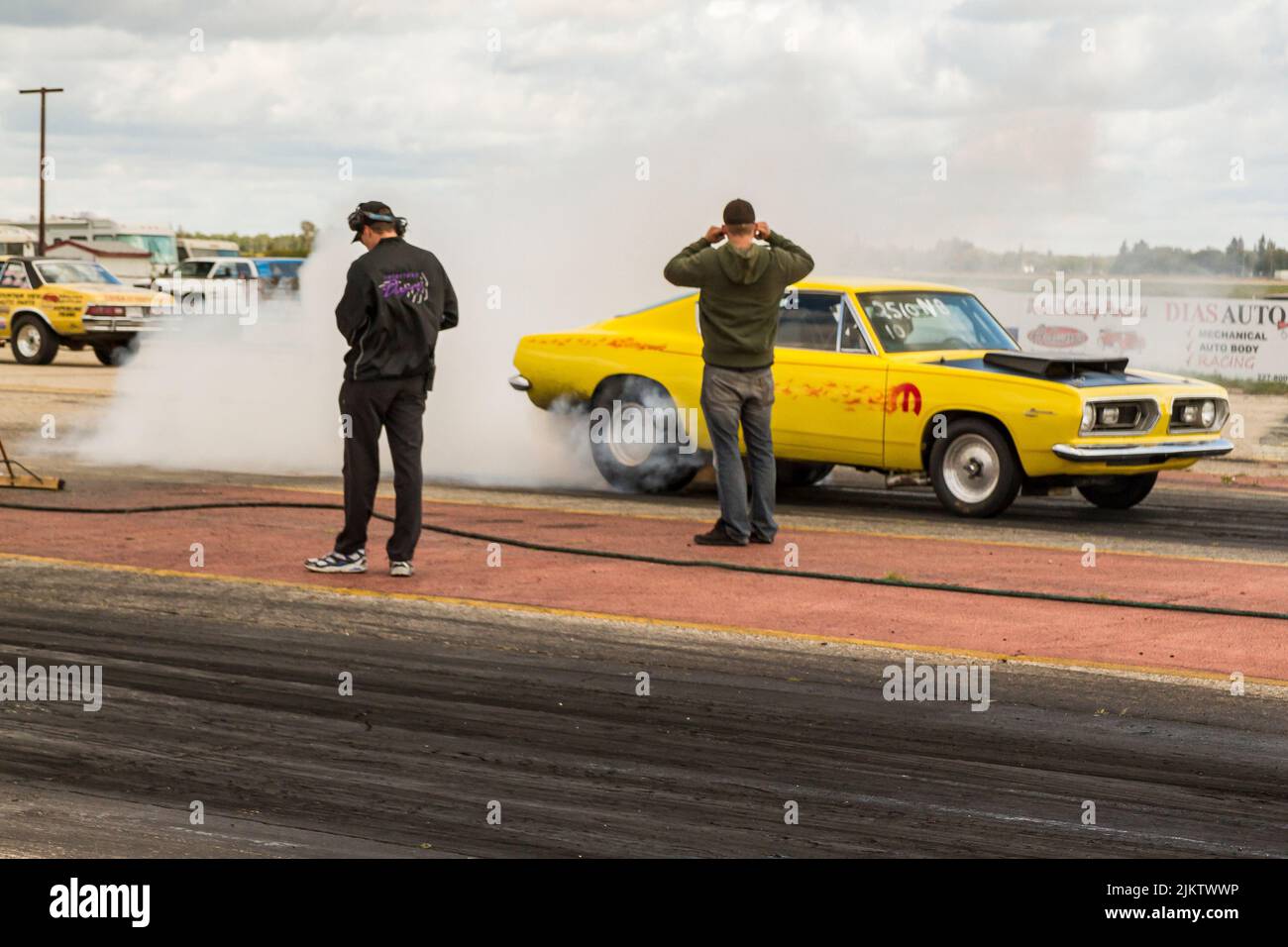 CUDA Dragster macht vor dem Drag-Rennen einen Burnout mit Rauch. Burnout an der Startlinie Stockfoto