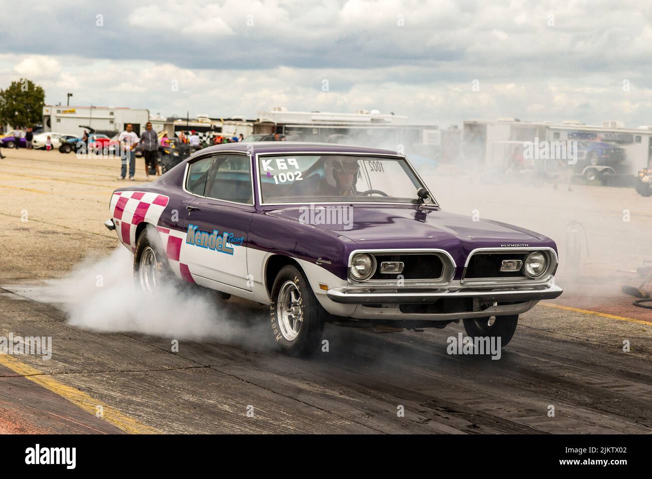 CUDA Dragster macht vor dem Drag-Rennen einen Burnout mit Rauch. Burnout an der Startlinie Stockfoto