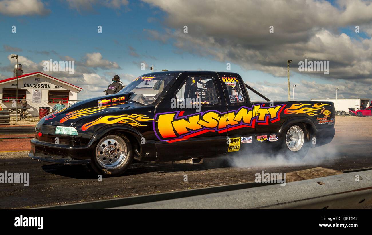 Rennwagen vor dem Schlepprennen mit Rauch aufwarten. Burnout und Drift an der Startlinie Stockfoto