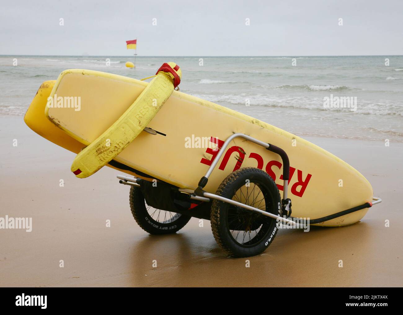 Die Rettungsschwimmer Ausrüstung am Rande des Wassers, Barneville-Carteret, Normandie, Frankreich, Europa Stockfoto