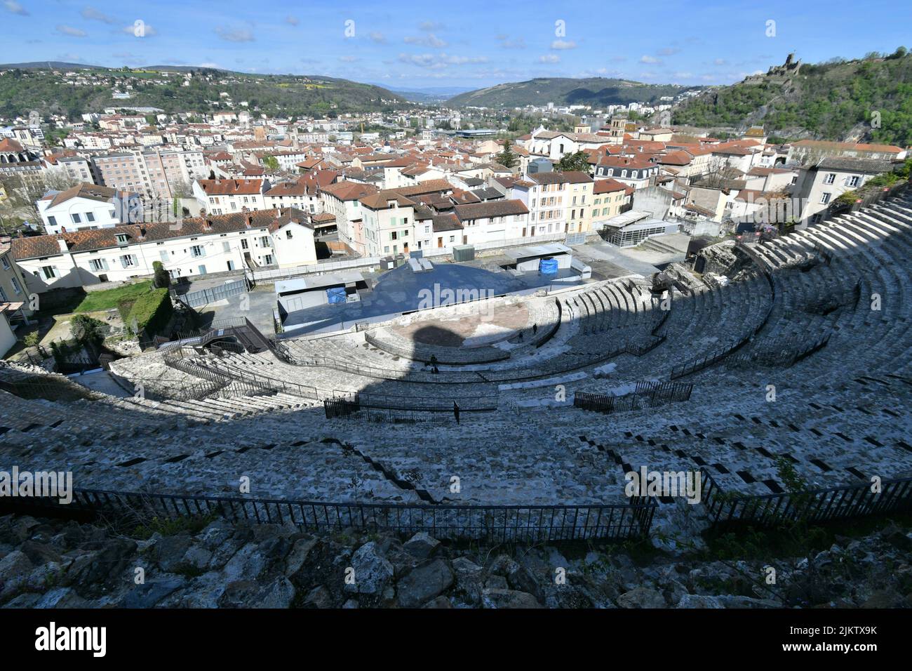 Bild des römischen Theaters Vienne im Vordergrund und der Stadt Vienne im Hintergrund. Es handelt sich um ein Theater aus dem ersten Jahrhundert nach Christus, das einst erwähnt wurde Stockfoto