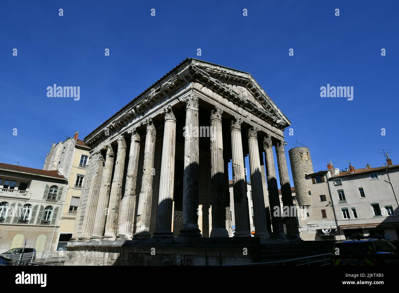 Tempel von Augustus und Livia in der Morgensonne. Dies ist ein römischer Tempel, der Anfang des 1.. Jahrhunderts in Vienne, Frankreich, erbaut wurde Stockfoto