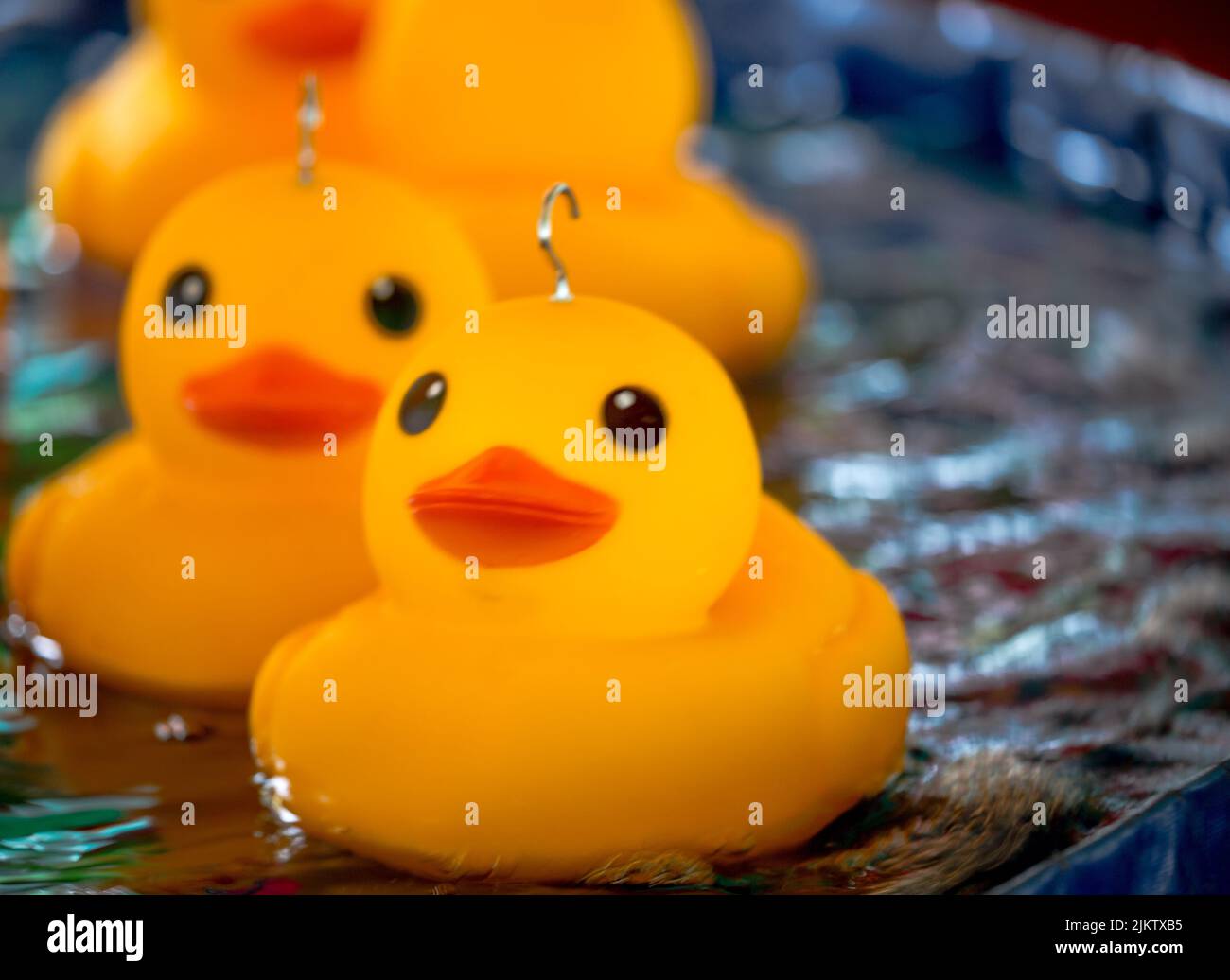 Kunststoff aus einem Childrens "Hook A Duck" Spiel Kirtlington fest Jahrmarkt Enten.  Juni 2017 Stockfoto