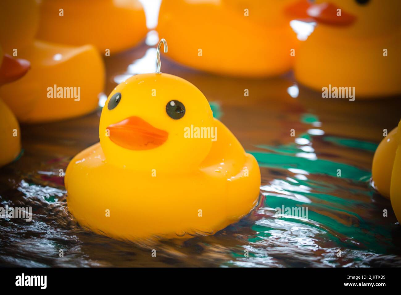 Kunststoff aus einem Childrens "Hook A Duck" Spiel Kirtlington fest Jahrmarkt Enten.  Juni 2017 Stockfoto