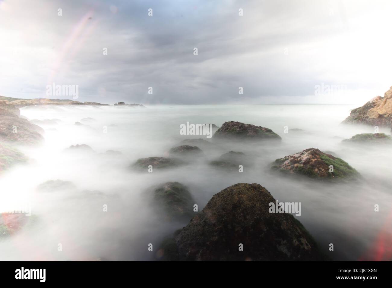 Eine selektive Aufnahme von farbigen Bleistiften, die in einem Kreis und einem in einer Mitte angeordnet sind Stockfoto