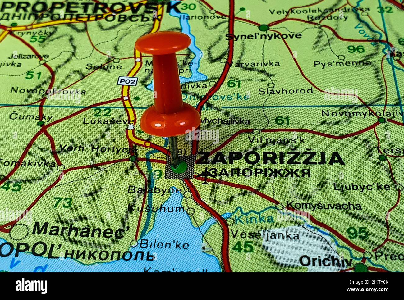 Nahaufnahme einer roten Nadel auf der Karte der Stadt Zaporojie in der Ukraine Stockfoto