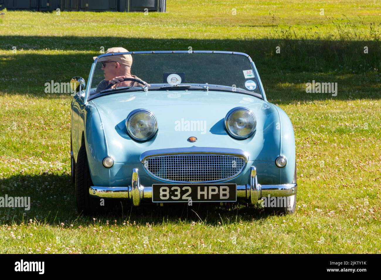 Vorderansicht hellblaues Cabriolet mit offenem Verdeck, Vintage, austin healey Wanze Eye Sprite Stockfoto