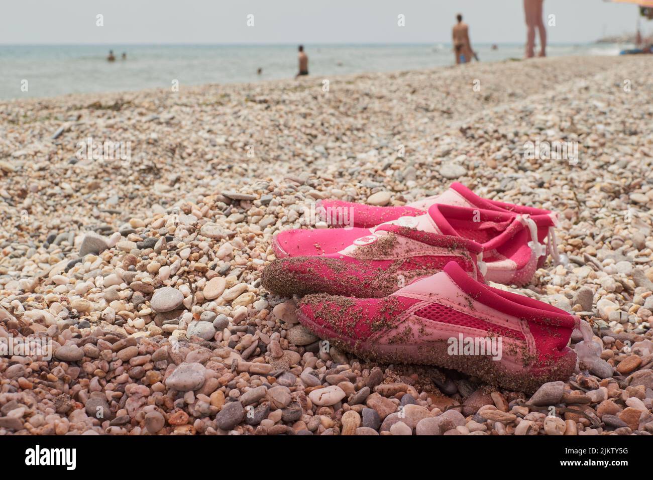 Hausschuhe auf dem Sand am Strand, Vera, Spanien Stockfoto