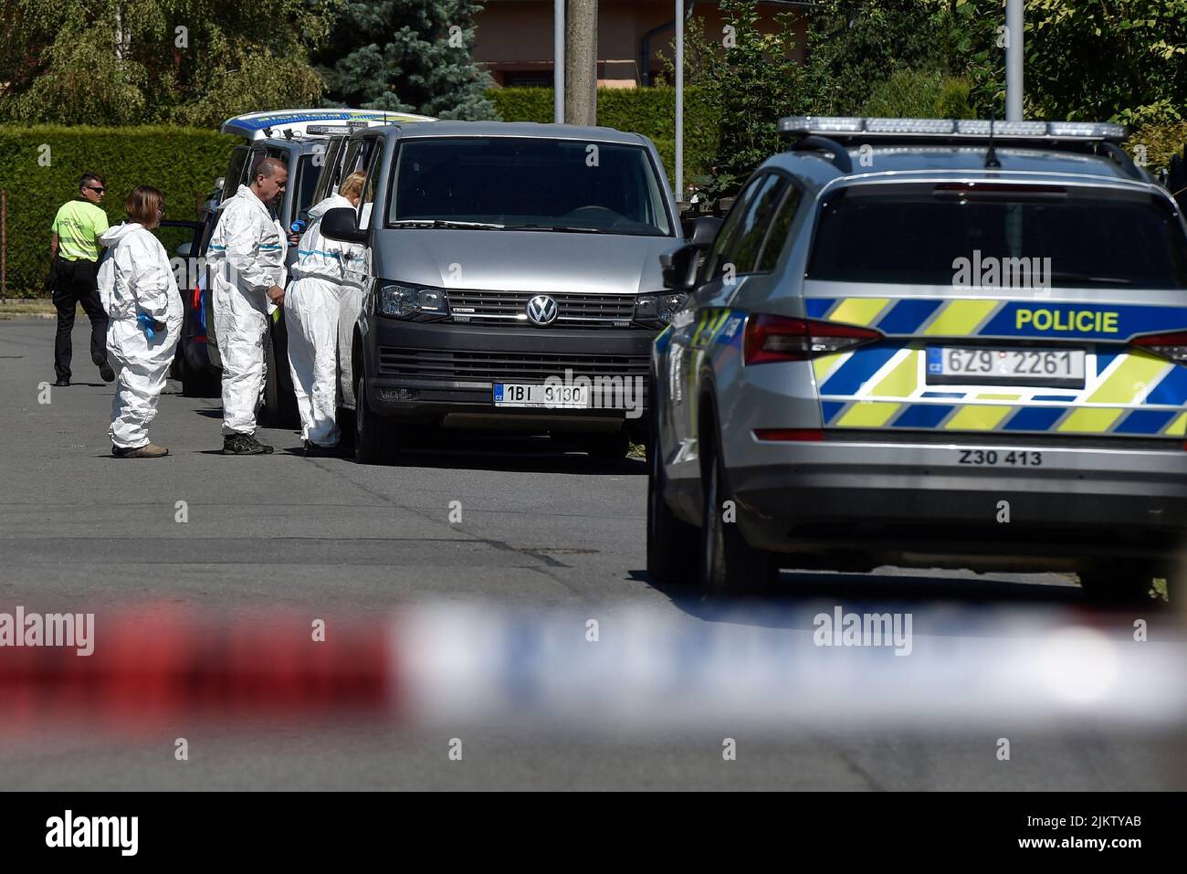 Roznov Pod Radhostem, Tschechische Republik. 03. August 2022. Heute wurden in einem Familienhaus in Roznov zwei Erwachsene und zwei Kinder tot aufgefunden, und es wurde festgestellt, dass der 49-jährige Mann seine 35-jährige Frau des allgemeinen Rechts, ihre beiden Kinder und dann selbst, so twitterte die Polizei heute, am Mittwoch, den 3. August, tötete. 2022. Die Polizei hat das Verbrechen vorläufig als dreifachen Mord eingestuft. Die tote Frau war ein Polizeibeamter. Kredit: Jaroslav Ozana/CTK Foto/Alamy Live Nachrichten Stockfoto