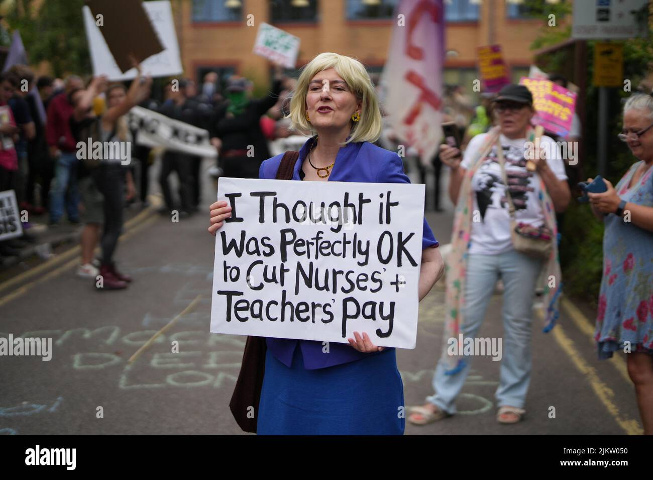 Eine Protestierenden, die als Liz Truss vor dem All Nations Center in Cardiff gekleidet war, vor dem Ansturm der Führung der Konservativen Partei. Bilddatum: Mittwoch, 3. August 2022. Stockfoto