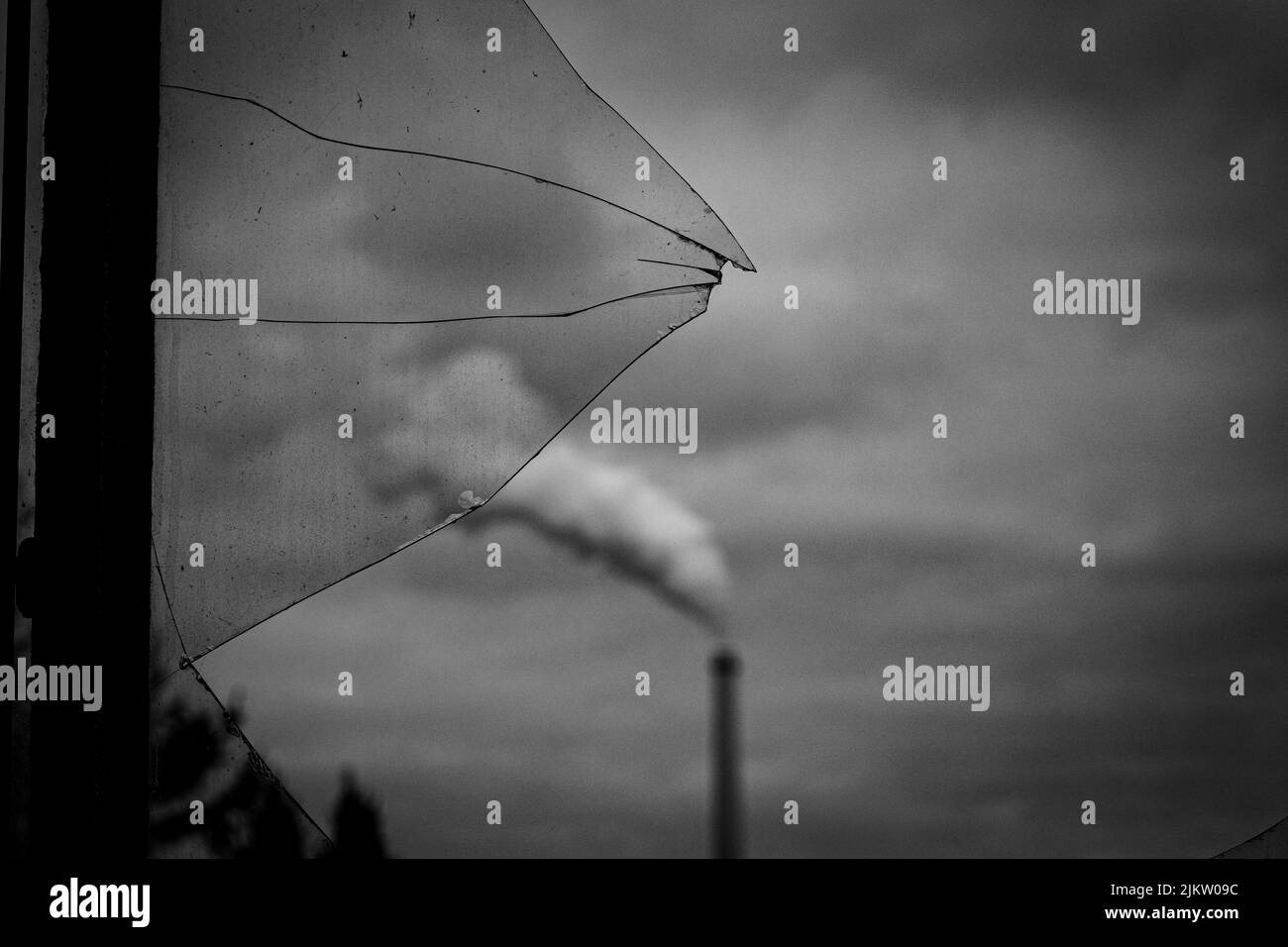 Eine Graustufenaufnahme aus gebrochenem Glas im Industriegebiet Stockfoto