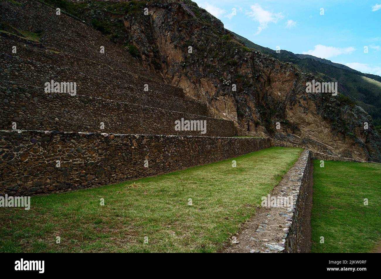 Nahaufnahme der landwirtschaftlichen Terrassen von Machu Picchu an einem sonnigen Tag in Cusco, Peru Stockfoto