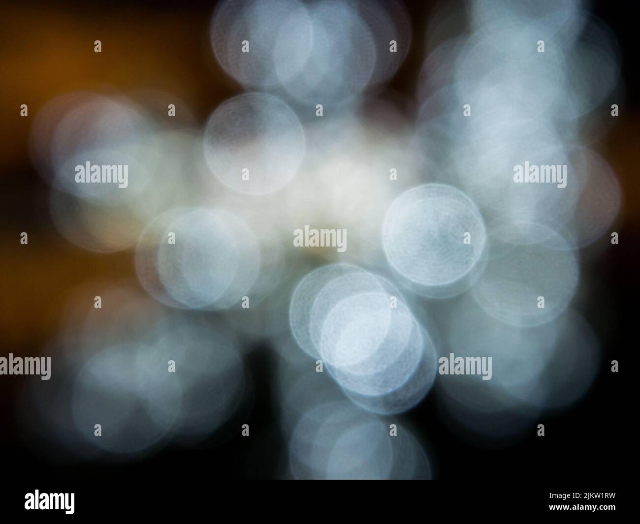 Ein verschwommener weißer Bokeh-Hintergrund, Tapete Stockfoto