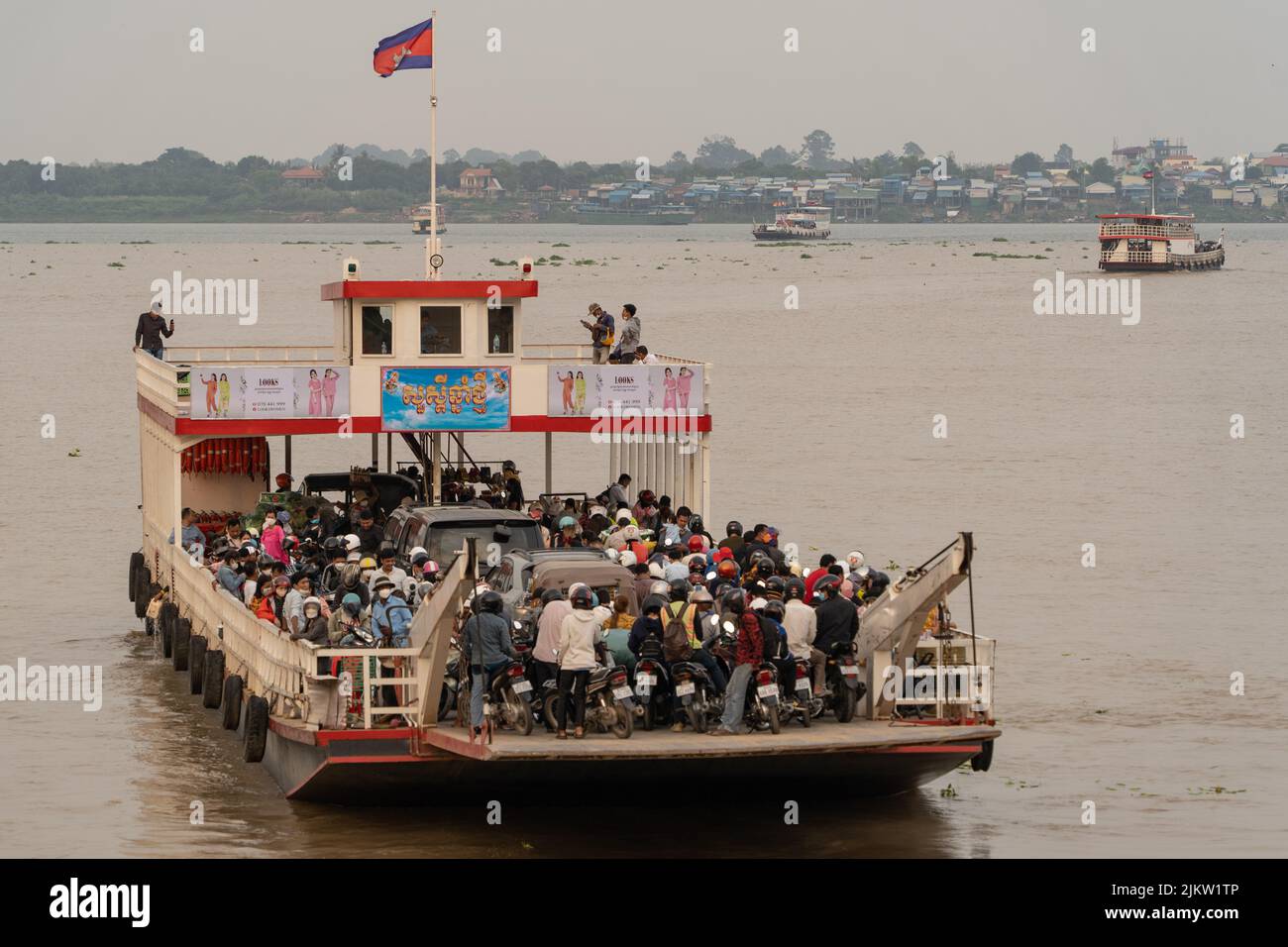 Die Hauptverkehrszeit auf einer Fähre zum Khmer Neujahr mit vielen Menschen in Phnom Penh, Kambodscha Stockfoto