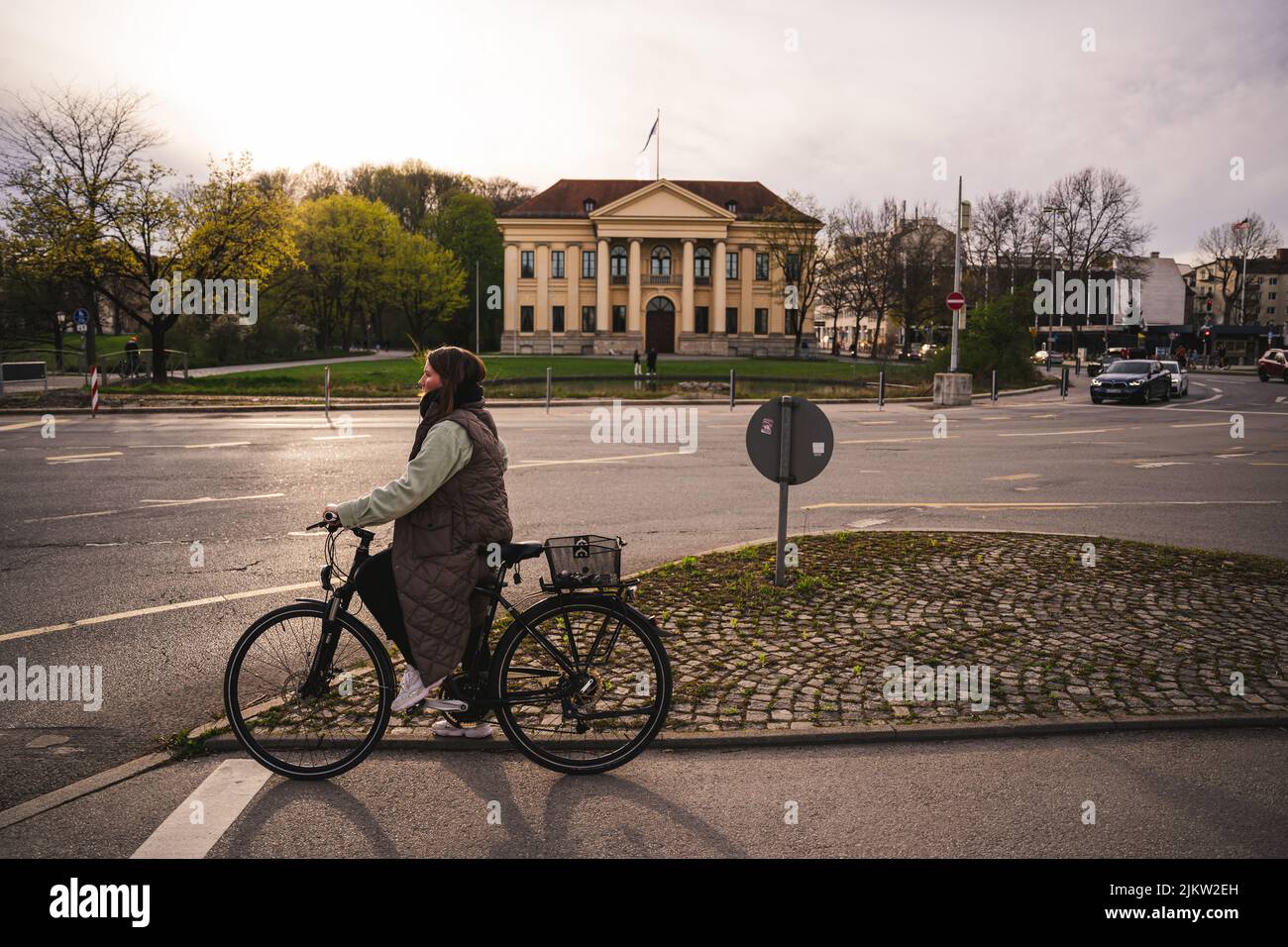 Radfahrer genießen den warmen Frühling in München. Radfahren gemeinsam in der Stadt Stockfoto