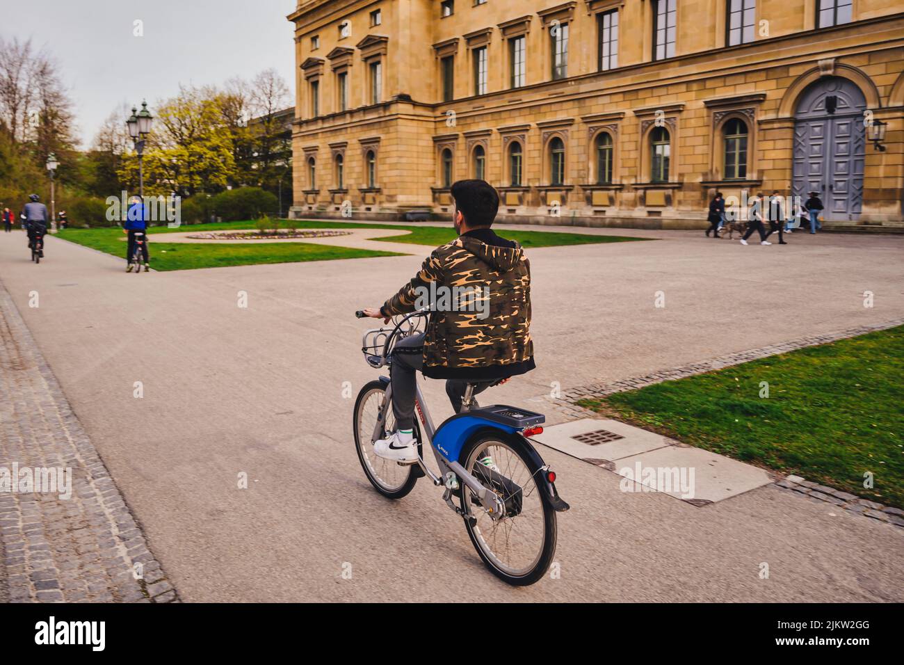 Radfahrer genießen den warmen Frühling in München. Radfahren gemeinsam in der Stadt Stockfoto