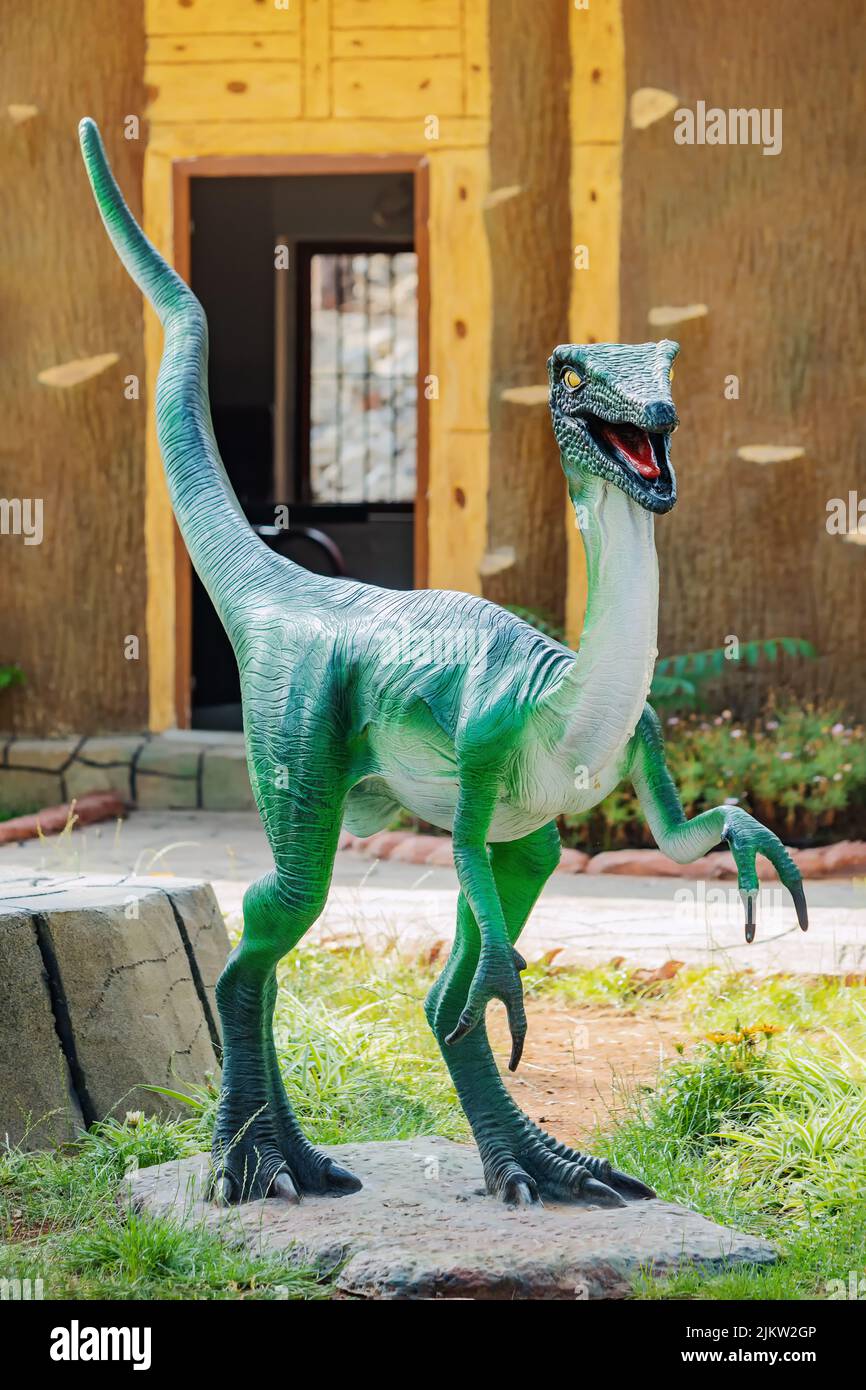 12. Juni 2022, Antalya, Türkei: Gruseliger räuberischer Dinosaurier in einem Vergnügungspark Stockfoto