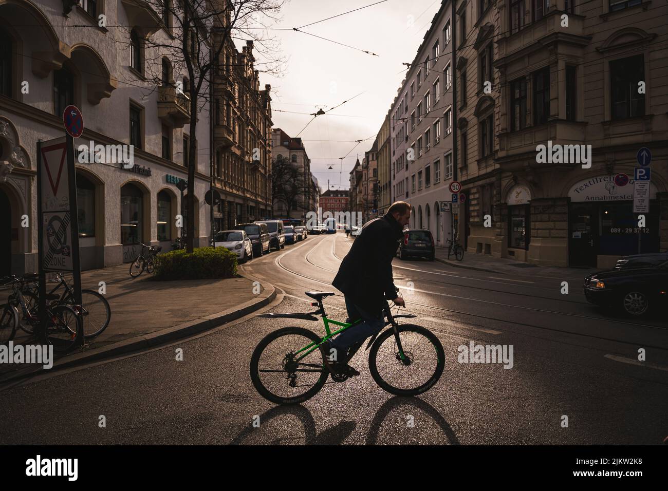 Radfahrer genießen den warmen Frühling in München. Radfahren gemeinsam in der Stadt Stockfoto