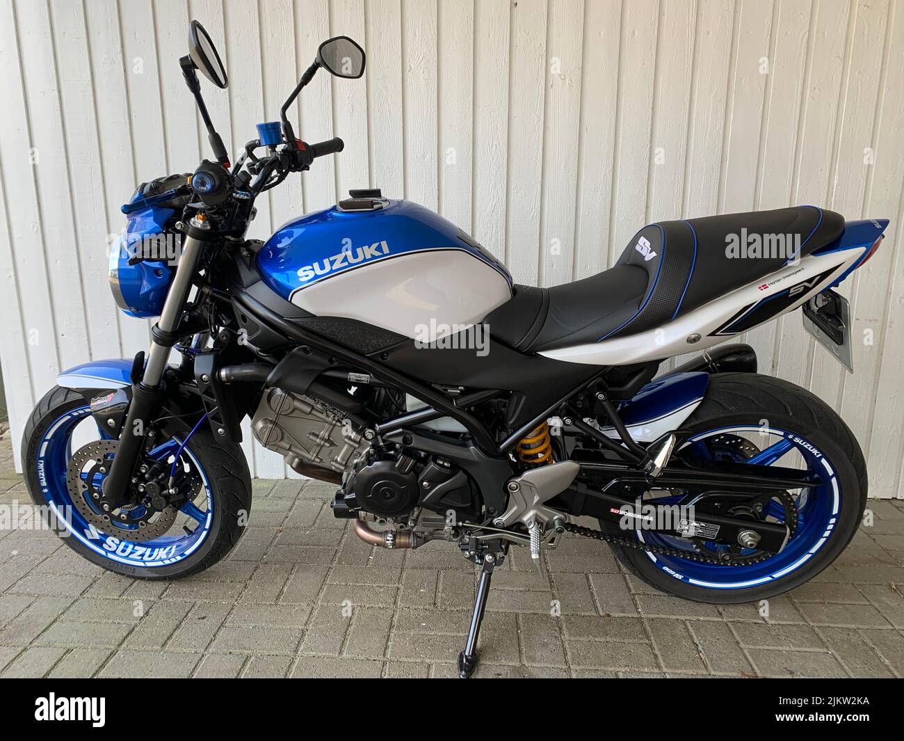 Ein Suzuki SV Motorrad bereit für eine weitere Saison Stockfotografie -  Alamy