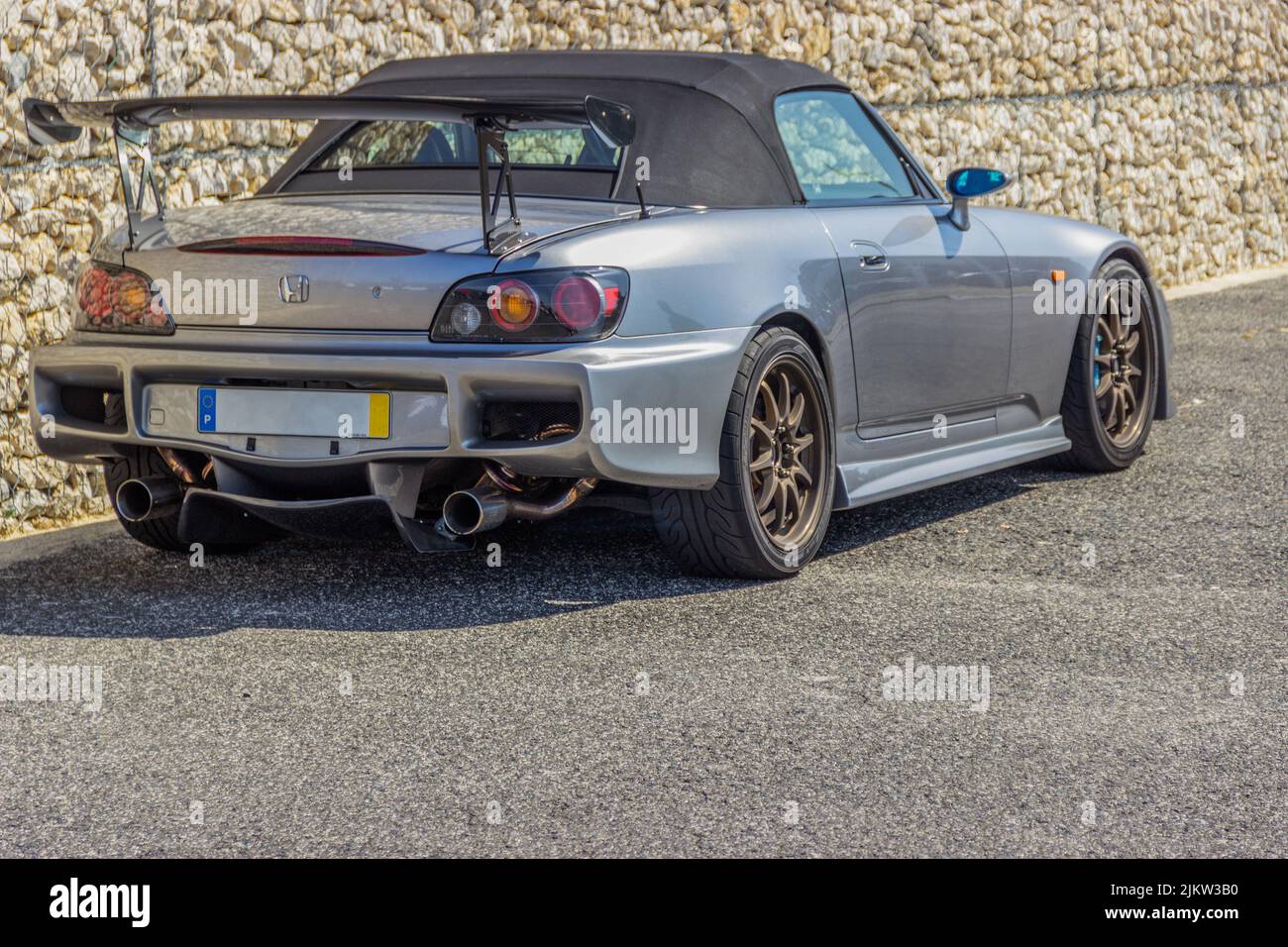 Ein grauer Honda S2000, ein sportlicher Klassiker, der in Sintra, Portugal, geparkt wurde Stockfoto