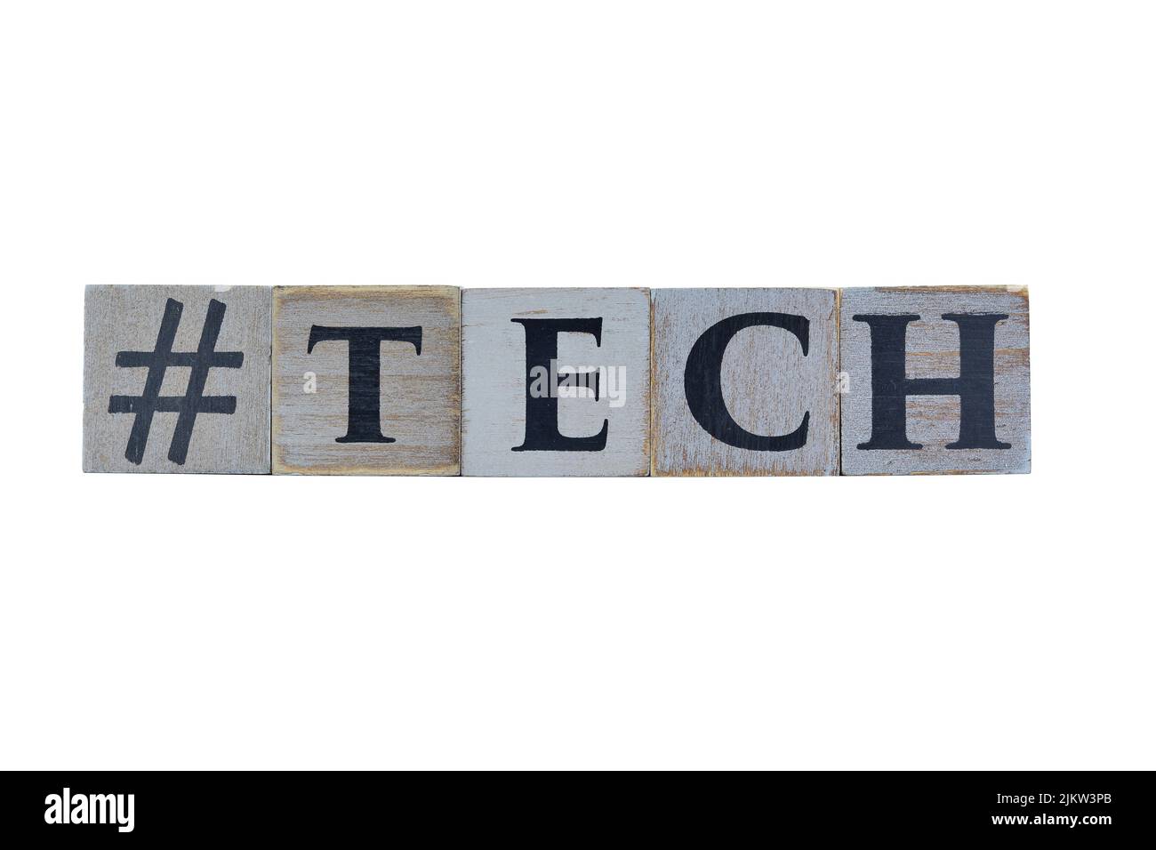 Fünf isolierte, weiß gefärbte Holzwürfel mit einem Hashtag-Symbol und dem Wort Tech auf weißem Hintergrund, für Designs und Layouts Stockfoto