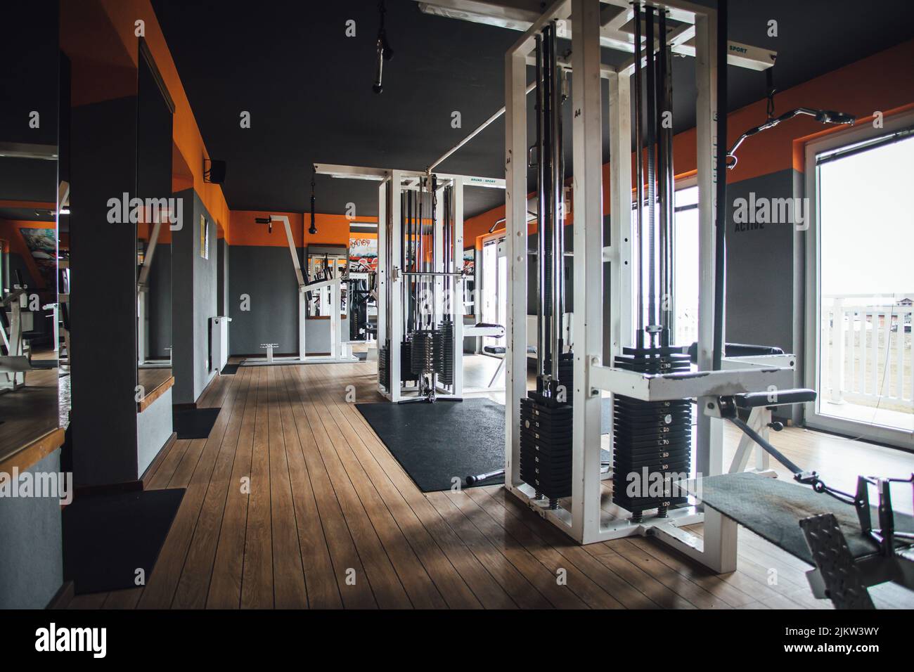 Ein Innenraum des Bodybuilding-Fitnessstudios in Brcko, Bosnien und Herzegowina Stockfoto