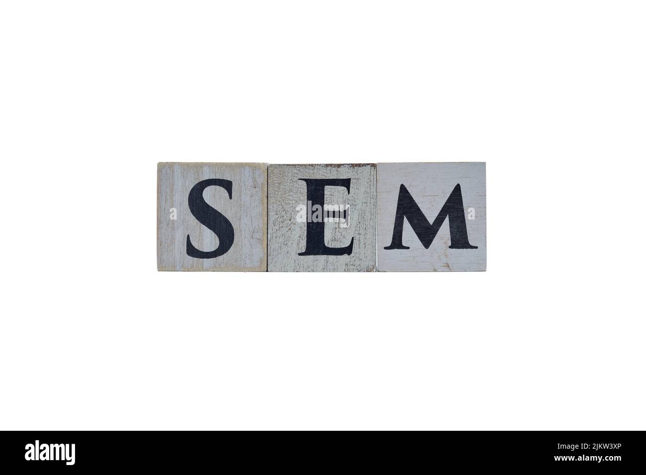 Holzwürfel mit der Abkürzung SEM (Search Engine Marketing) auf weißem Hintergrund, für Designs und Layouts Stockfoto