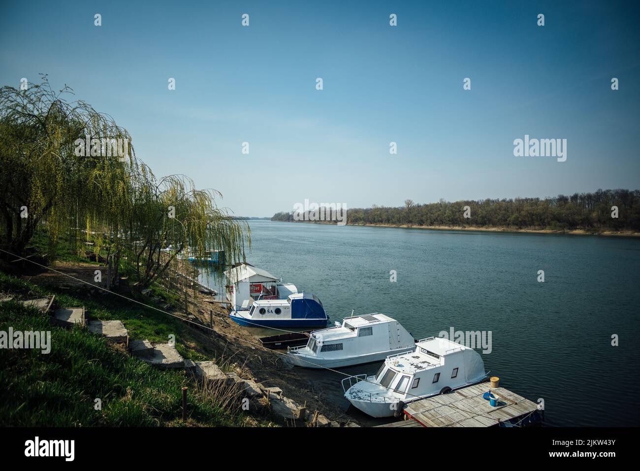 Die Schiffe im Fluss Sava in Brcko, Bosnien und Herzegowina Stockfoto