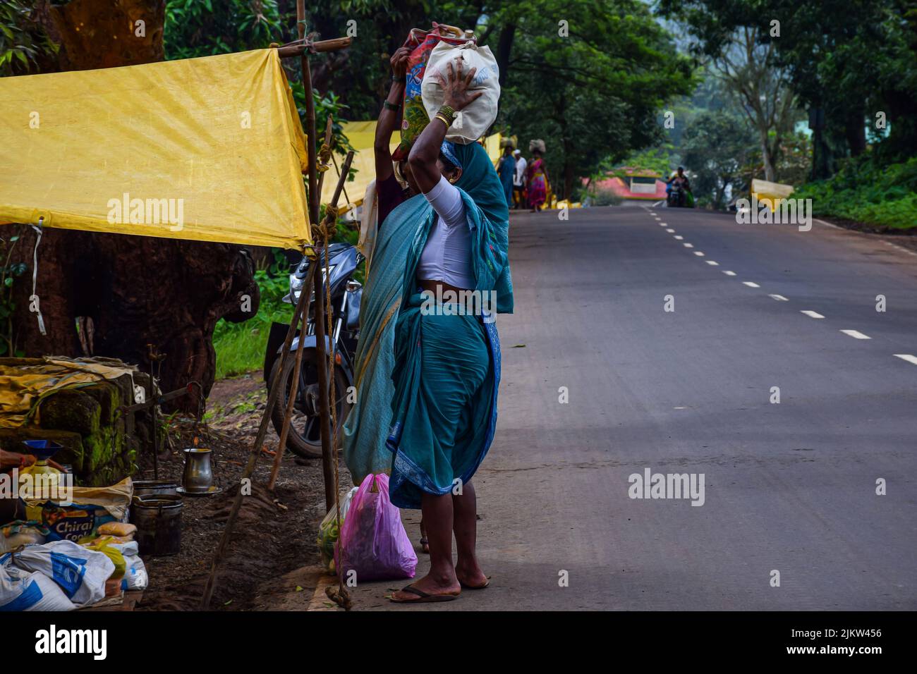 Kolhapur, Indien, 15. 2019. September; Stockfoto der 50- bis 60-jährigen indischen Frauen, die Saree tragen und in der Dorfwoche Lebensmittel beim Straßenhändler kaufen Stockfoto