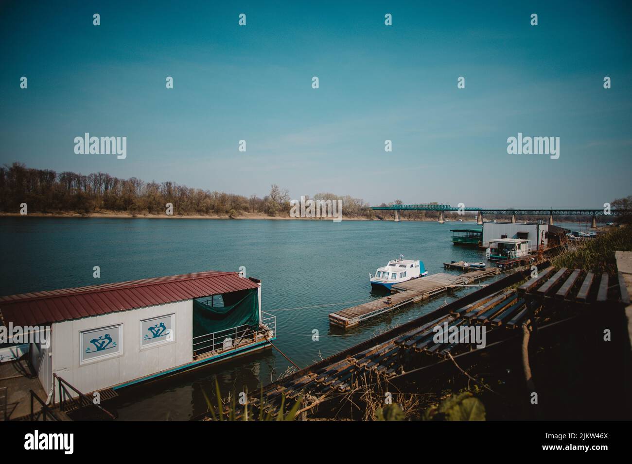 Die Schiffe im Fluss Sava in Brcko, Bosnien und Herzegowina Stockfoto