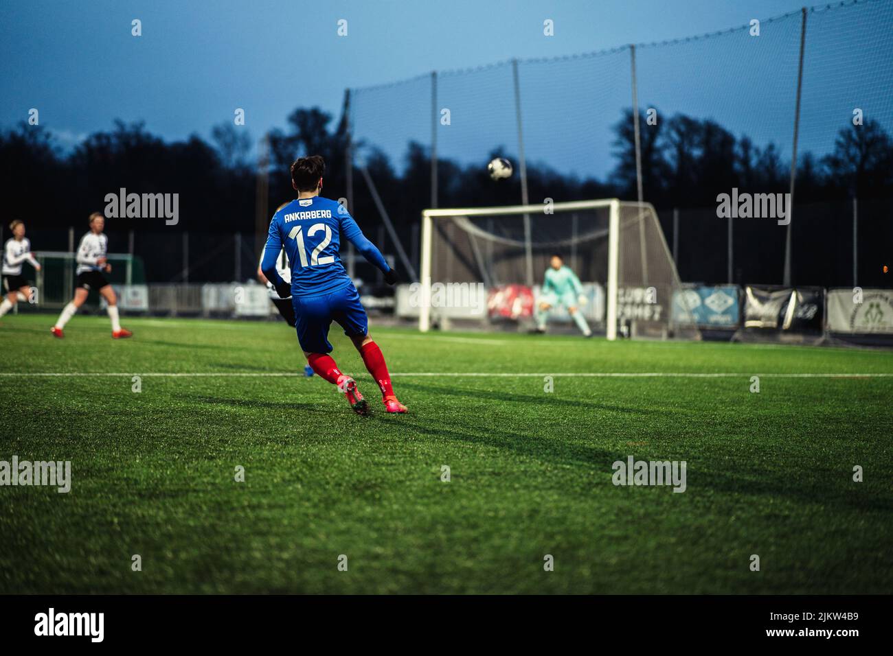 Die jungen Fußballspieler, die 2022 das Spiel Karlslund gegen Orebro spielten Stockfoto