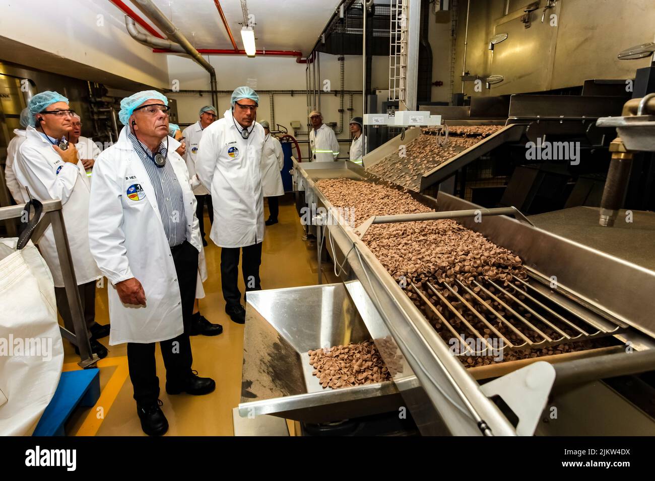 Johannesburg, Südafrika - 18. September 2013: Techniker von Lebensmitteltechnologen überprüfen Produktionslinien in der Getreidelebensmittelfabrik Stockfoto