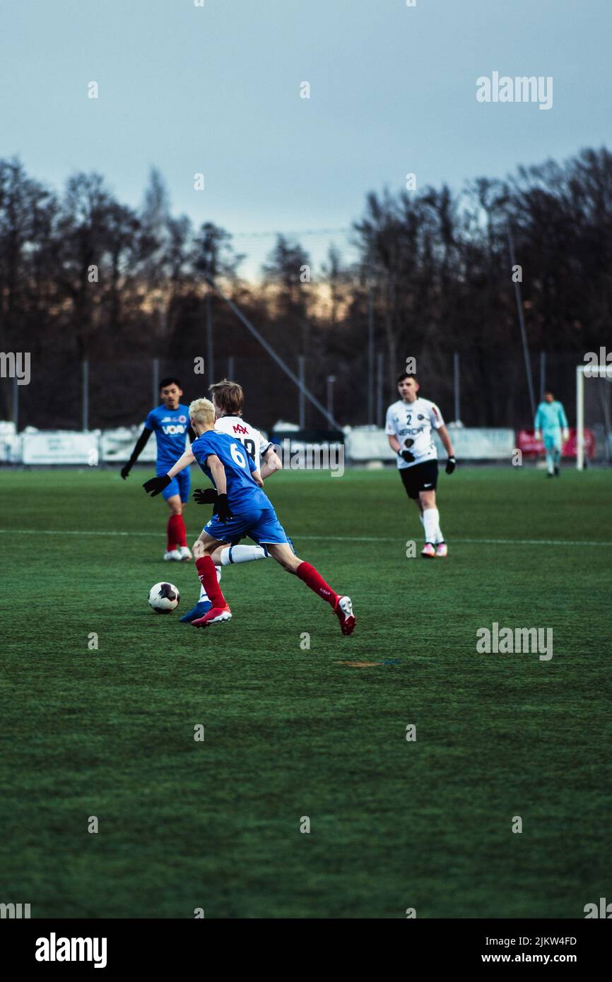 Die jungen Fußballspieler, die 2022 das Spiel Karlslund gegen Orebro spielten Stockfoto