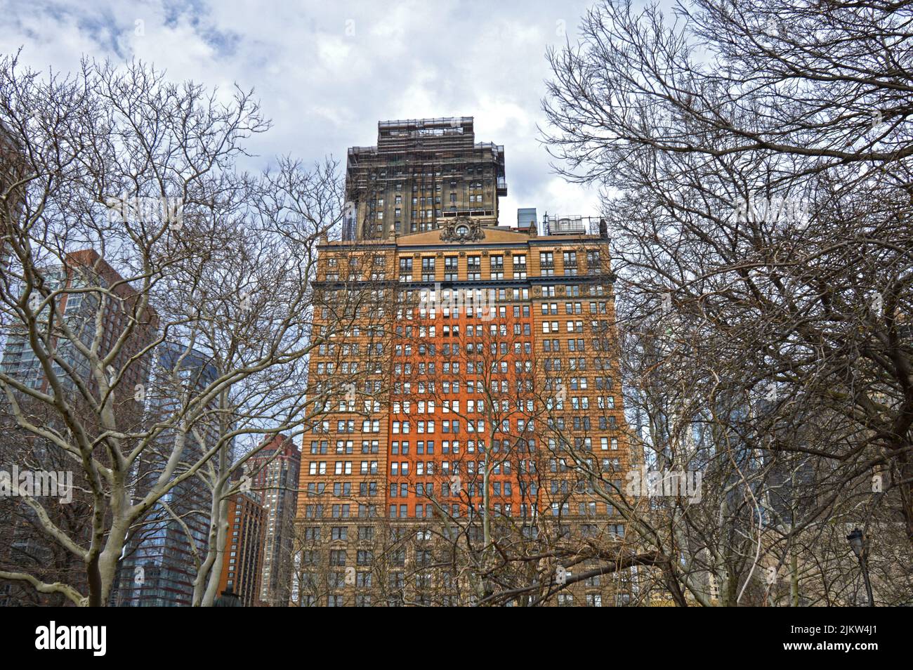 Außenansicht eines Gebäudes in New York, USA, mit bewölktem Himmel Stockfoto