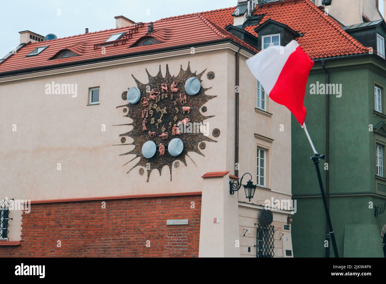 Die Straßenuhr mit Sternzeichen in der Hauptstadt Polens, Warschau. Stockfoto