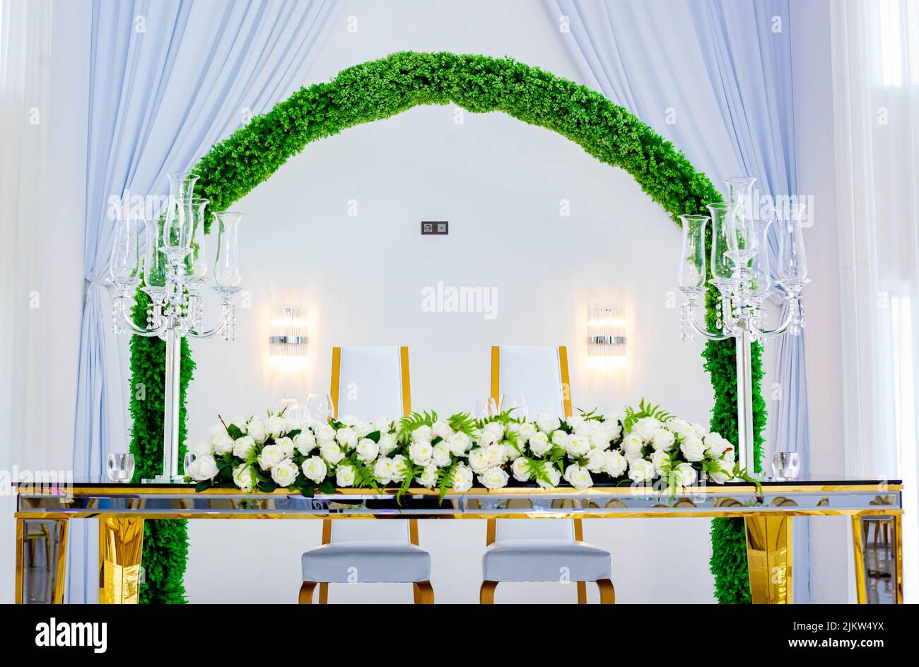 Blick auf die Innenräume, die für Hochzeitsfeiern eingerichtet sind Stockfoto