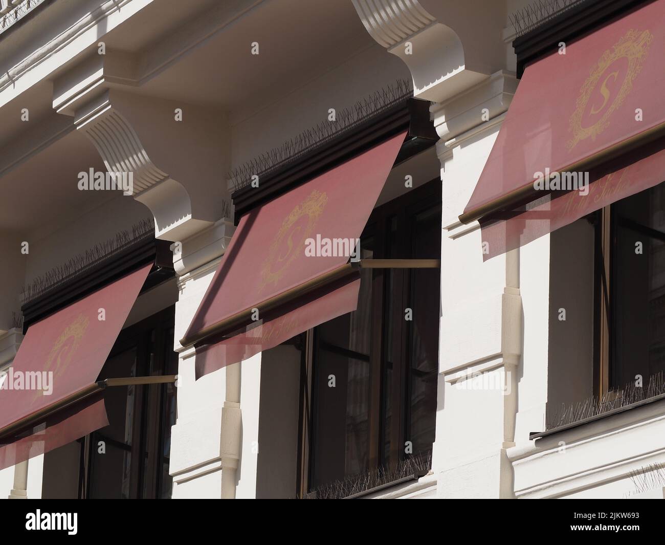 Markise des Hotels sacher in wien, rote Markisen mit dem berühmten Hotel sacher Logoin Gold darauf Stockfoto