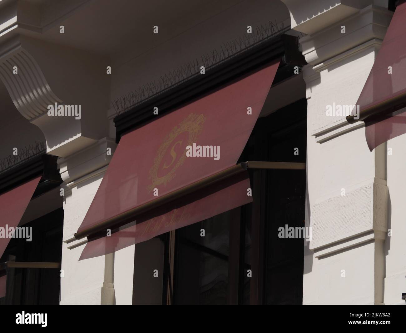 Markise des Hotels sacher in wien, rote Markisen mit dem berühmten Hotel sacher Logoin Gold darauf Stockfoto