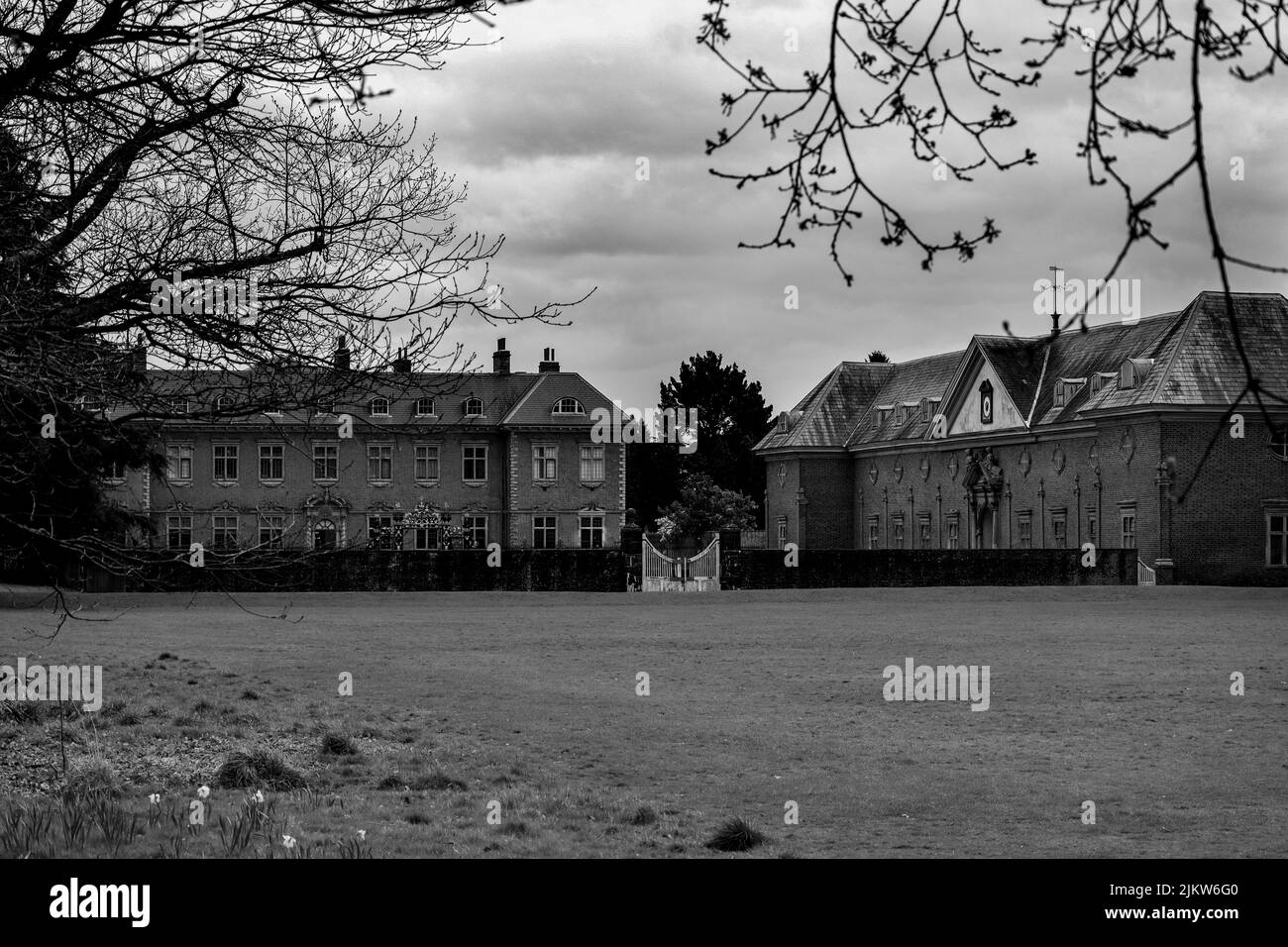 Eine wunderschöne Aufnahme des Tredegar House an einem düsteren Tag in Newport, South Wales, in Graustufen Stockfoto